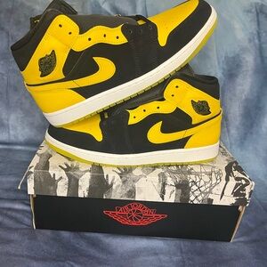 Jordan 1 Mid SE “New Love”
